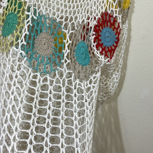 India Boutique crocheted white top with open weave. Size Medium. - Picture 5 of 9